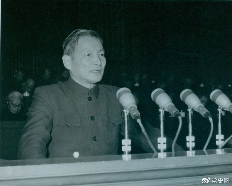 1956年12月，陳云在中華工商業聯合會第二屆會員代表大會上作報告。