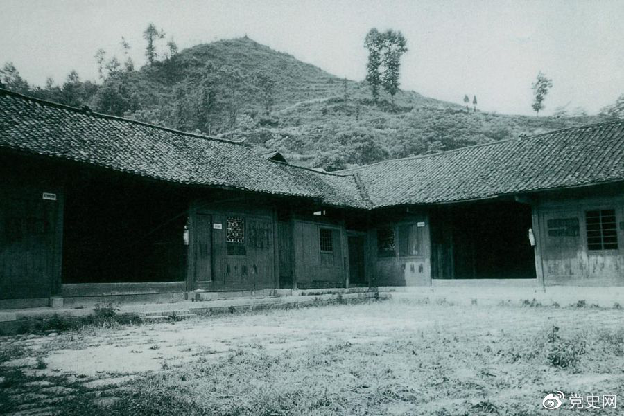 1934年11月26日，中1934年11月26日，中共湘鄂川黔邊臨時(shí)省委、省軍區(qū)在大庸（今張家界）成立（后遷至湖南永順?biāo)P丁家院），任弼時(shí)任省委書記兼省軍區(qū)政治委員。圖為湖南永順?biāo)P丁家院中共湘鄂川黔邊臨時(shí)省委、省軍區(qū)舊址。共湘鄂川黔邊臨時(shí)省委、省軍區(qū)在大庸（今張家界）成立（后遷至湖南永順?biāo)P丁家院），任弼時(shí)任省委書記兼省軍區(qū)政治委員。圖為湖南永順?biāo)P丁家院中共湘鄂川黔邊臨時(shí)省委、省軍區(qū)舊址。