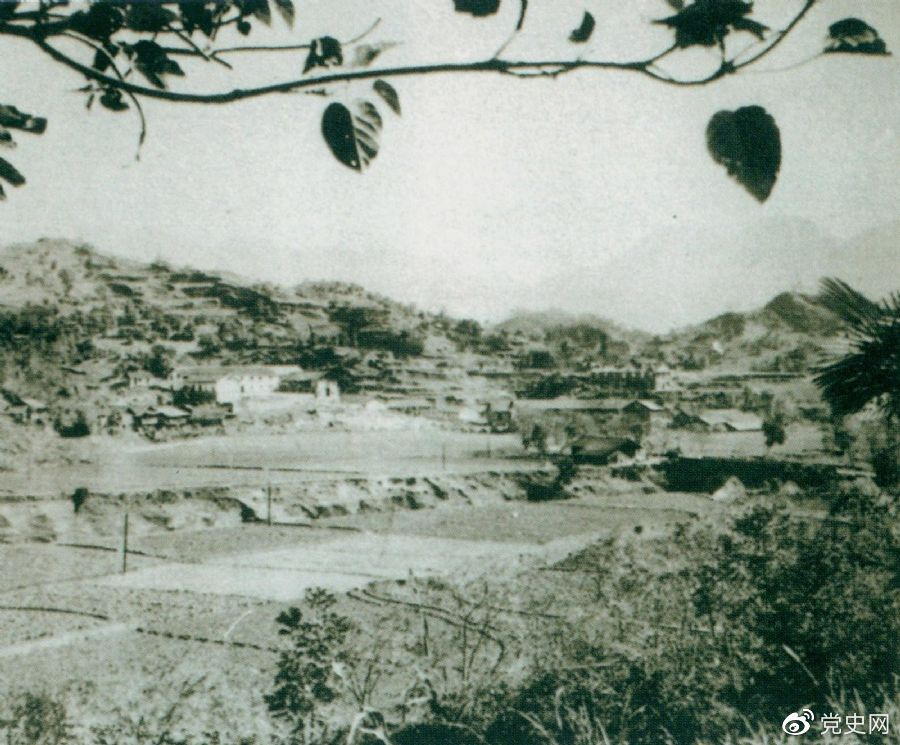 　　湖南桑植縣劉家坪。1935年11月19日，任弼時、賀龍和關向應從這里率部突圍進行長征。