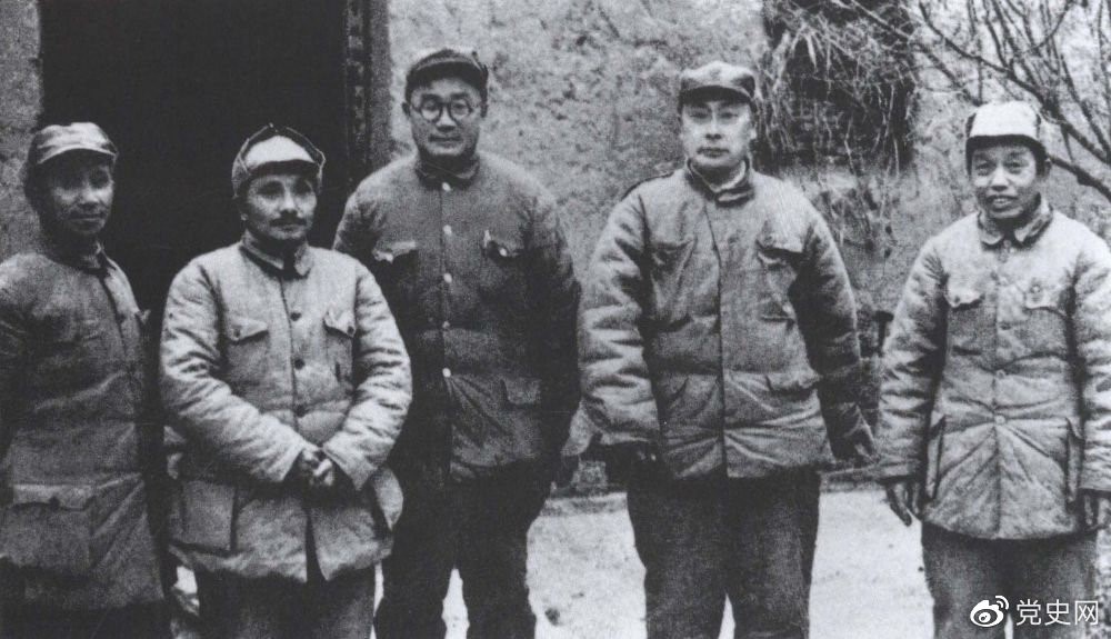 1948年11月6日至1949年1月10日,由劉伯承、陳毅、鄧小平、粟裕、譚震林組成,以鄧小平為書記的總前敵委員會,率華東野戰軍和中原野戰軍及部分地方武裝進行淮海戰役。長江中下游以北廣大地區解放。圖為總前敵委員會成員合影。