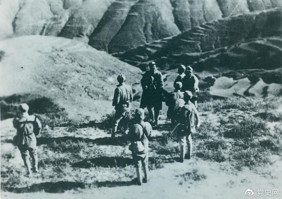 　　1937年11月，八路軍第一一五師、一二九師主力在正太路以南廣陽地區側擊西犯之敵，給日軍以沉重打擊。圖為徐向前（正面中立者）在前線指揮戰斗。