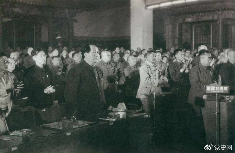 1949年9月30日，毛澤東當(dāng)選中華人民共和國(guó)中央人民政府主席，全場(chǎng)起立，鼓掌祝賀。