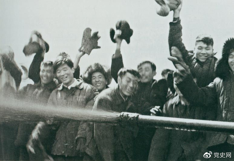 1959年9月26日，在黑龍江肇州縣大同鎮附近的松基3號井噴出了工業油流，發現了大油田。因臨近國慶10周年，被命名為大慶油田。