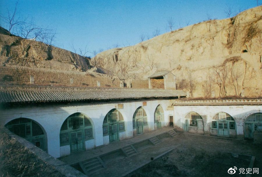 陜西佳縣神泉堡。這是1947年9月23日至11月14日，毛澤東、周恩來和任弼時轉戰陜北時的住地。