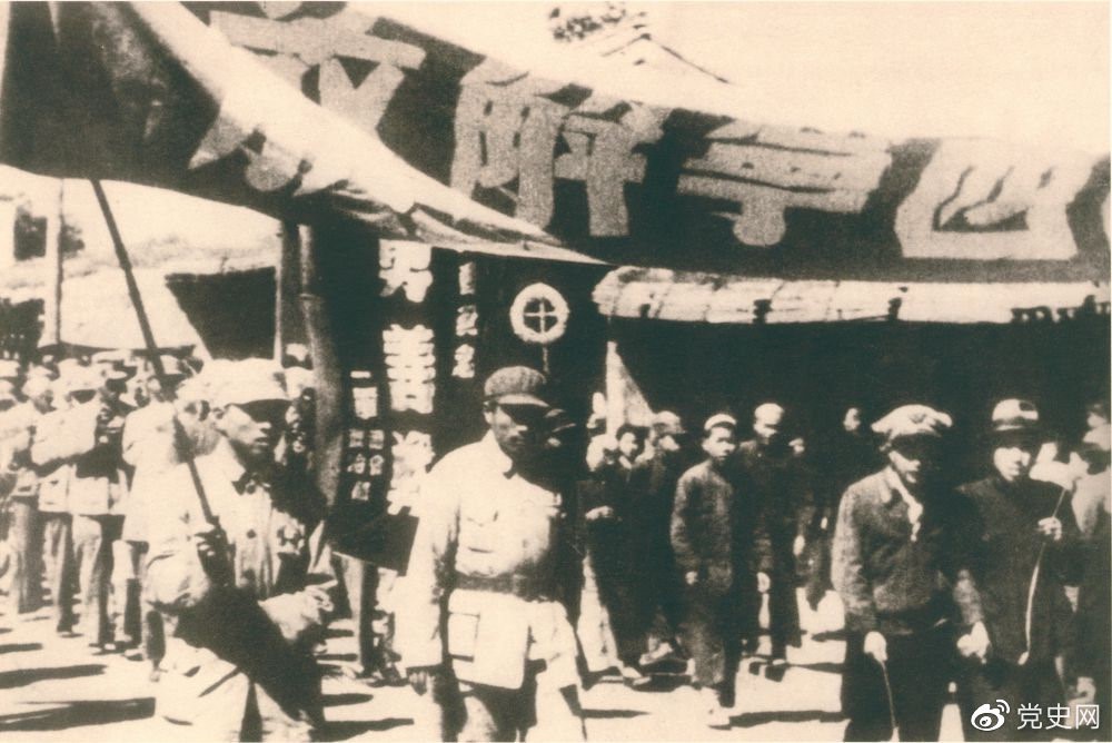 1949年9月，青海西寧解放。圖為人民解放軍列隊(duì)進(jìn)入西寧城區(qū)。