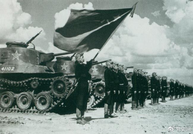 1950年9月，中國人民解放軍裝甲兵領(lǐng)導(dǎo)機構(gòu)在北京成立。圖為坦克部隊陣容。