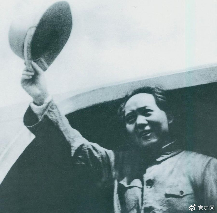 1945年8月28日，毛澤東飛赴重慶時，向前來歡送的延安軍民揮手告別。