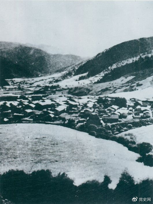 1935年8月20日，中共中央政治局在毛兒蓋召開會議，作出了《關(guān)于目前戰(zhàn)略方針之補充決定》，再次重申兩河口會議關(guān)于北上的戰(zhàn)略方針。圖為毛兒蓋。