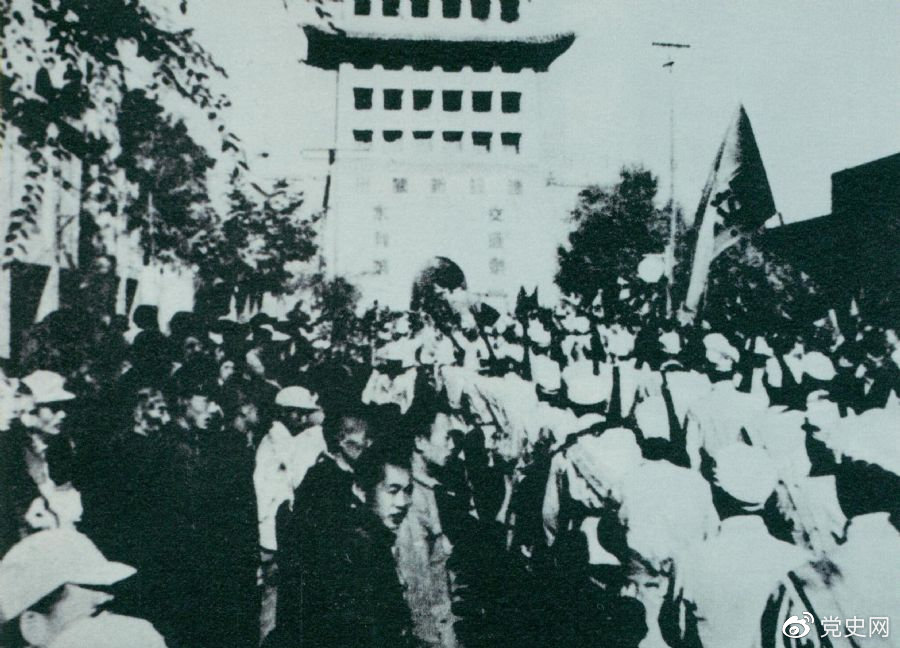 1949年8月，蘭州解放。圖為第一野戰(zhàn)軍開進(jìn)蘭州市區(qū)。