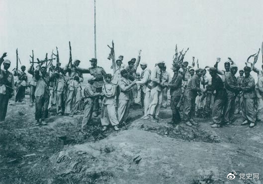 1953年7月28日，朝鮮人民軍來到志愿軍陣地上，互相祝賀、共同歡呼抗美斗爭的偉大勝利。