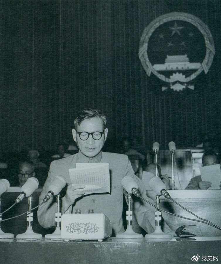 1955年7月，陳云在一屆全國人大二次會議上作堅持和改進糧食統購統銷工作的報告。