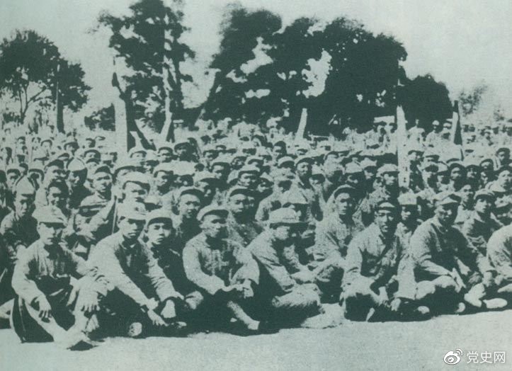 　　盧溝橋事變后的第11天，1937年7月18日，延安召開群眾大會，毛澤東發(fā)表演說。據(jù)當(dāng)時(shí)報(bào)載：“演詞激昂，聽眾均摩拳擦掌，熱血沸騰，愿赴抗日戰(zhàn)場，與日寇決一死戰(zhàn)。”