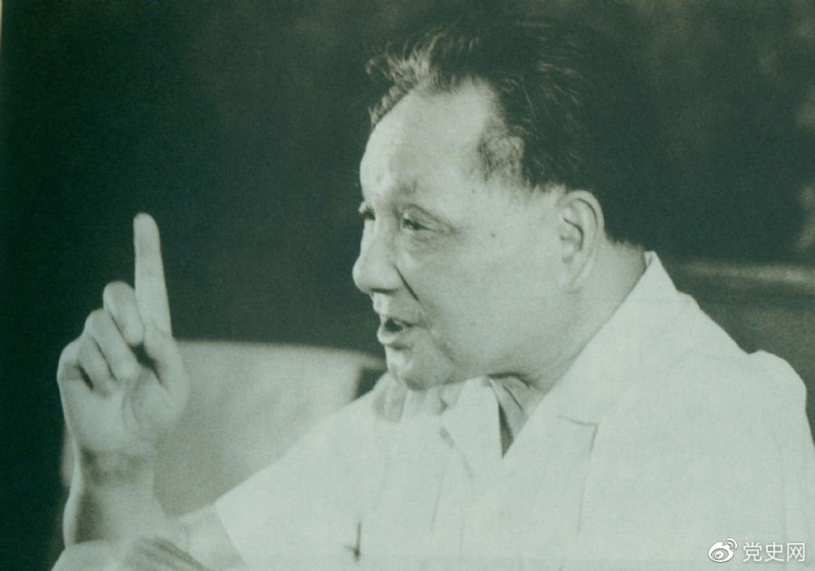 1981年6月27日,中共十一屆六中全會通過《關于建國以來黨的若干歷史問題的決議》。圖為鄧小平在閉幕會上發表講話。