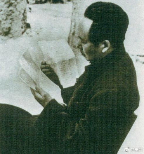 　　1946年6月，國民黨撕毀停戰協定和政協決議，挑起全面內戰。這是毛澤東在延安審閱有關自衛反擊的電報。