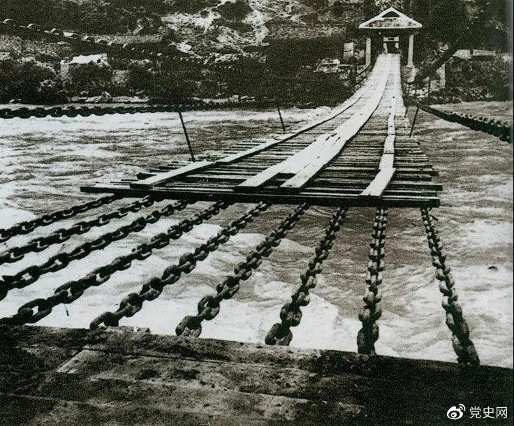 　　1935年5月29日，中央紅軍左縱隊先頭部隊在瀘定橋西頭發起奪橋戰斗，勝利搶占大橋。圖為瀘定橋。
