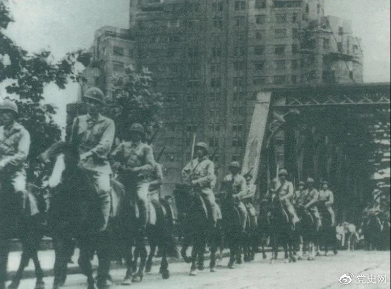 　　1949年5月，人民解放軍殲滅退守上海的敵軍15萬人，解放了這個(gè)中國(guó)最大的城市。圖為解放軍進(jìn)駐上海。