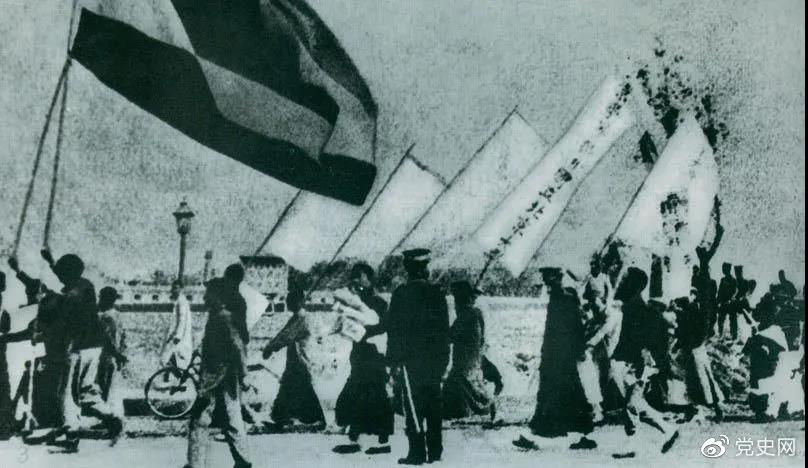 1919年5月4日，北京爆發(fā)學(xué)生反帝愛國運(yùn)動(dòng)。這是北京大學(xué)學(xué)生的示威游行隊(duì)伍。