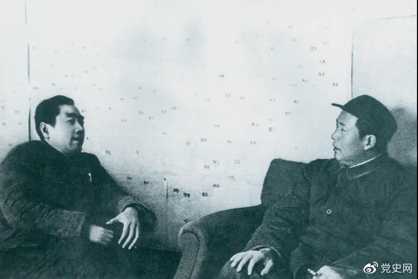 圖為毛澤東和周恩來在河北西柏坡。