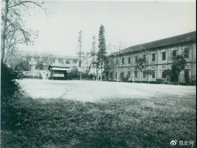 　　1927年3月18日，毛澤東出席在武昌舉行的河南武裝農民代表大會，并作湖南農運狀況報告。圖為大會會場——武昌農講所大操場。