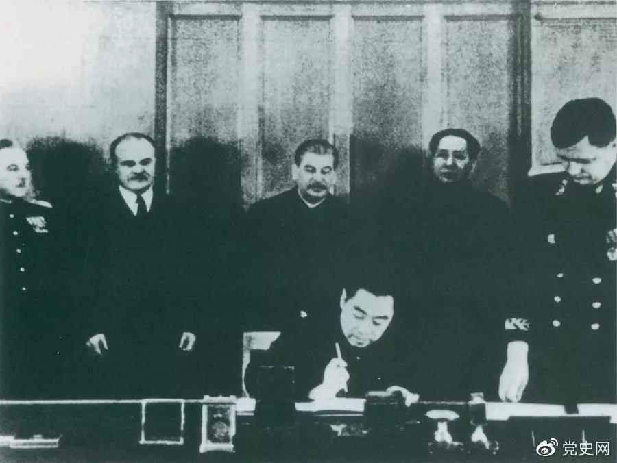1950年2月14日，毛澤東與斯大林出席在克里姆林宮舉行的《中蘇友好同盟互助條約》簽字儀式。