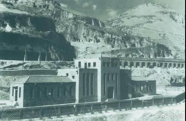 1945年2月3日 毛澤東主持中共六屆七中全會(huì)主席團(tuán)會(huì)議。圖為全會(huì)會(huì)址：延安楊家?guī)X中共中央辦公樓。