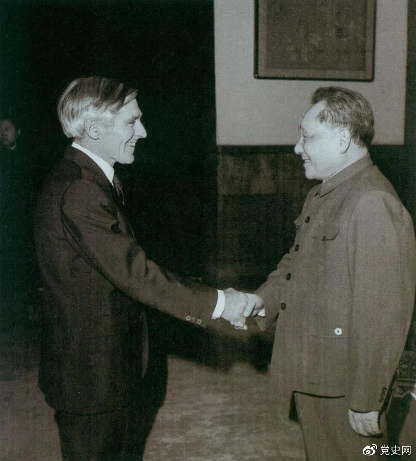 1981年1月26日，鄧小平對來訪的澳大利亞外長斯特里特說，我們要寫個文件，主要是總結建國以來的歷史經驗。