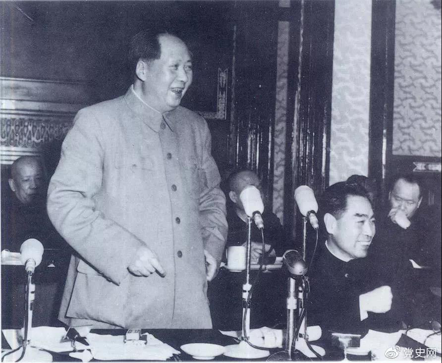 1956年1月25日，毛澤東在最高國務會議第六次會議上講話。