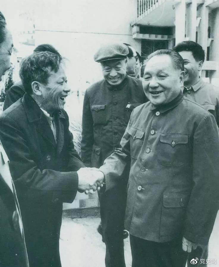 1984年1月25日，鄧小平在深圳經濟特區走訪漁民新村。