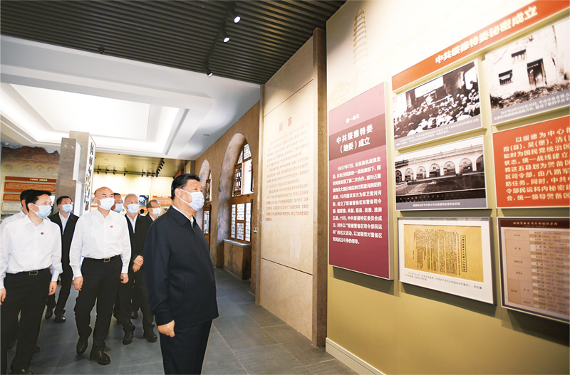 2021年9月13日至14日,中共中央總書記、國家主席、中央軍委主席習(xí)近平在陜西省榆林市考察。這是14日上午,習(xí)近平在中共綏德地委舊址考察。 新華社記者 李學(xué)仁/攝